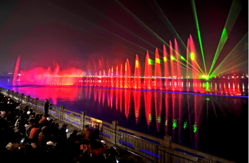 “大美江(jiang)油(you)•韻律(lv)涪(fu)江”水(shui)上音(yin)樂(le)噴(pen)泉(quan)燈(deng)光(guang)秀(xiu)