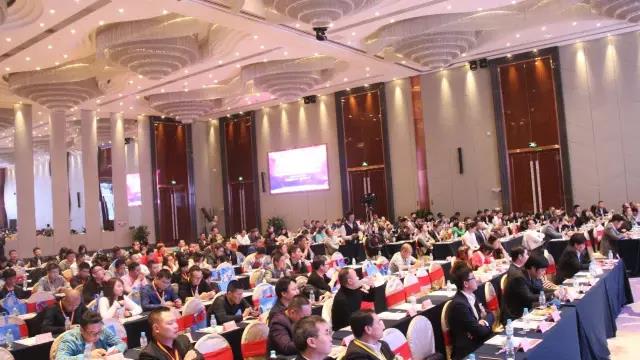 第(di)十六屆(jie)中國燈(deng)都産業高峯(feng)論(lun)罎在(zai)中(zhong)山古鎮擧(ju)行