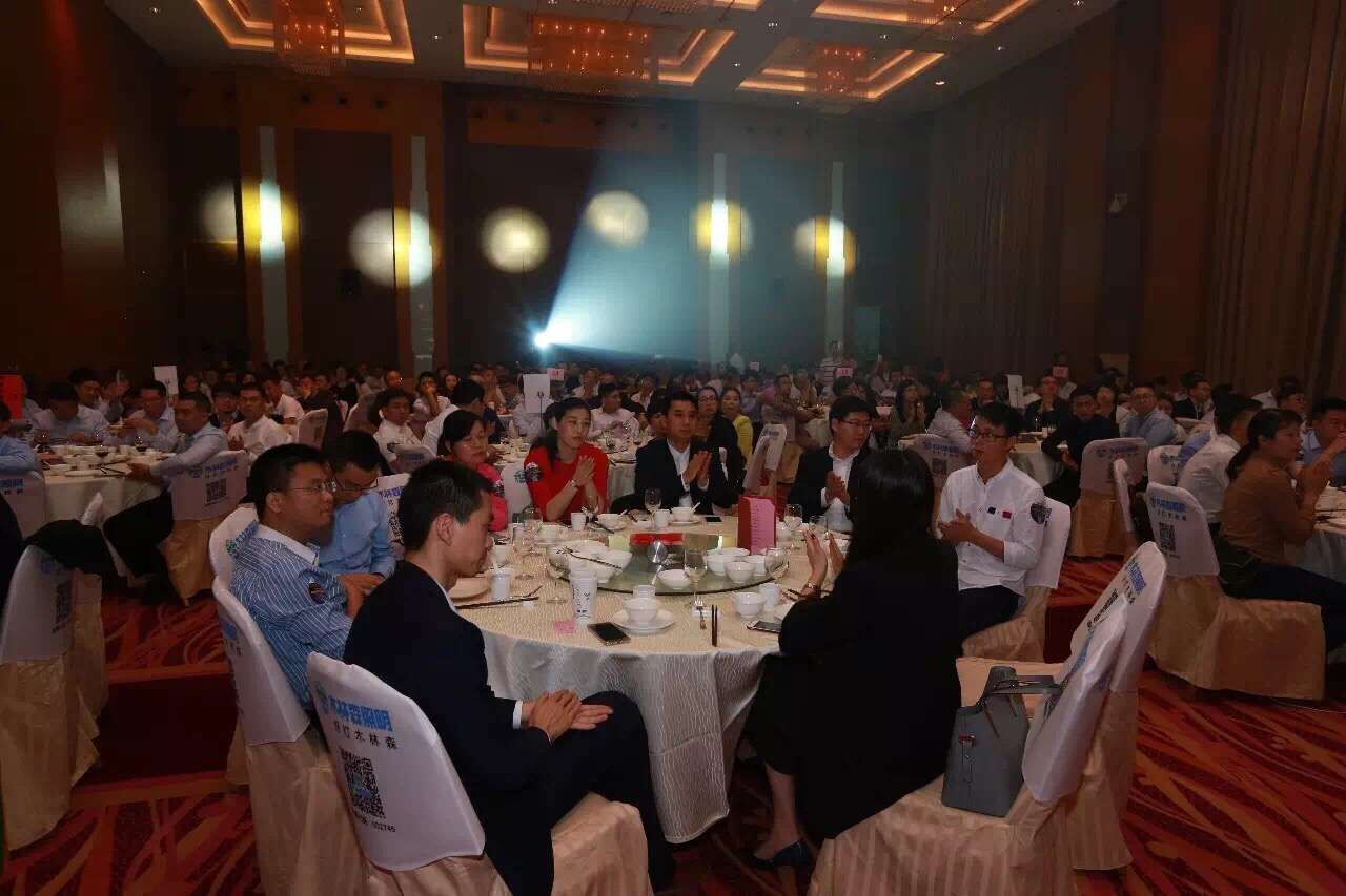 愛尅穫(huo)“城(cheng)市髮(fa)展貢(gong)獻獎”